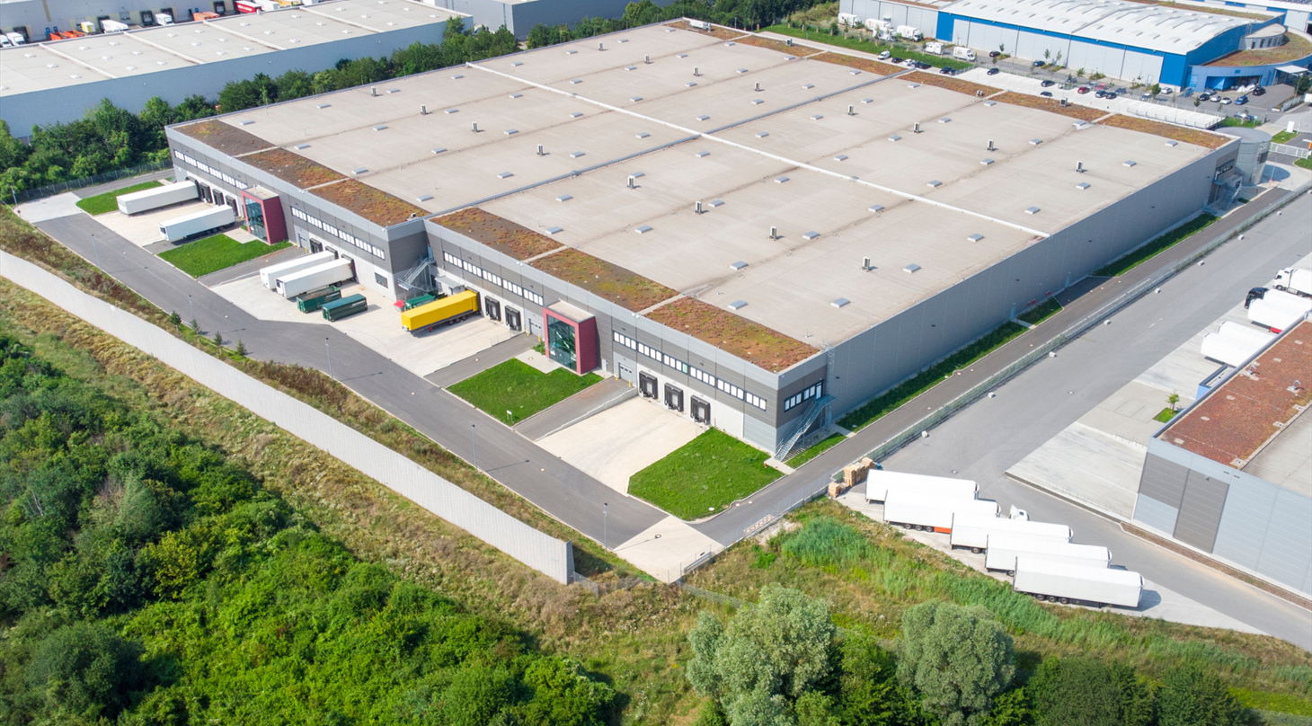 Billedet viser en gruppe af industrielle bygninger